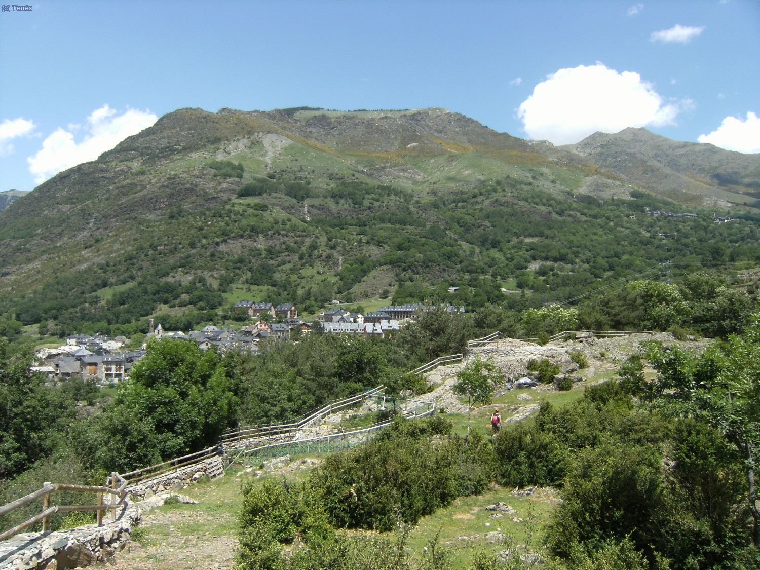 &Aacute;rea recreativa en el Tossal Gran camino de Barruera. Detr&aacute;s Bo&iacute; y m&aacute;s a la derecha casitas de Ta&uuml;ll