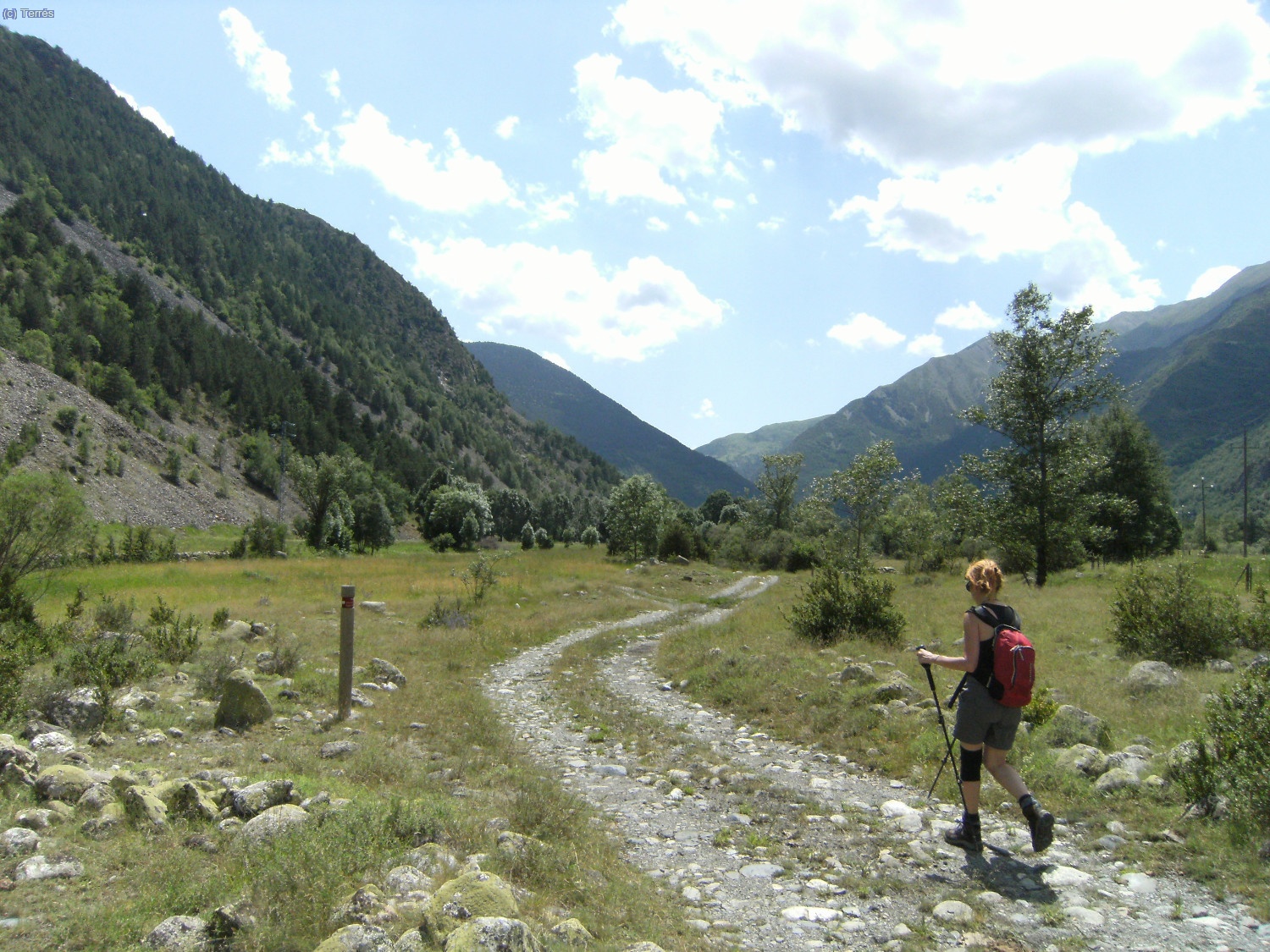 Camino de Barruera por el fondo del valle