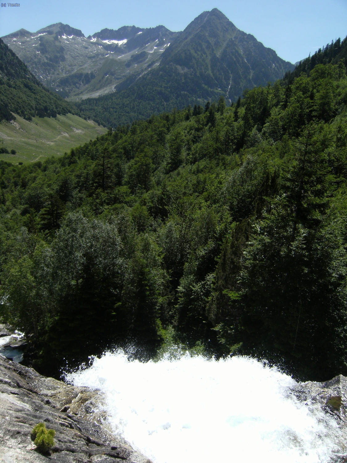 1&ordm; Cascada, al fondo el Valle de Conangles y macizo de los Besiberris entorno al Molar Gran