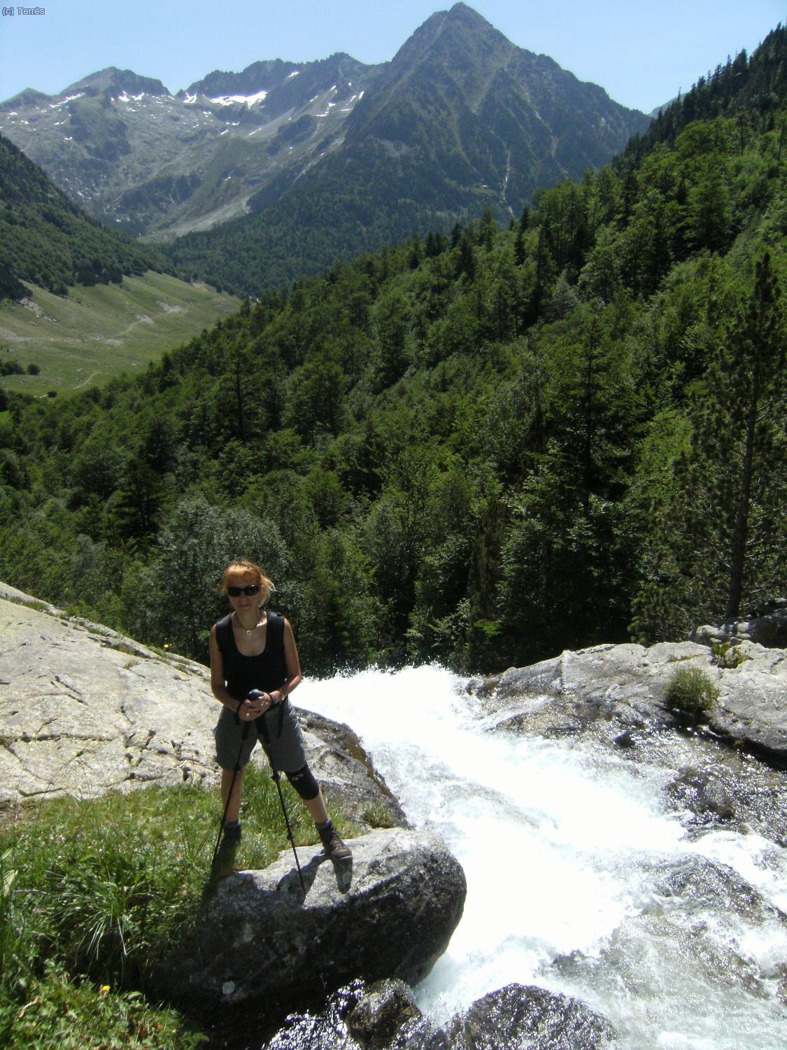 Anna en la 1&ordm; Cascada, al fondo el Valle de Conangles y macizo de los Besiberris entorno al Molar Gran
