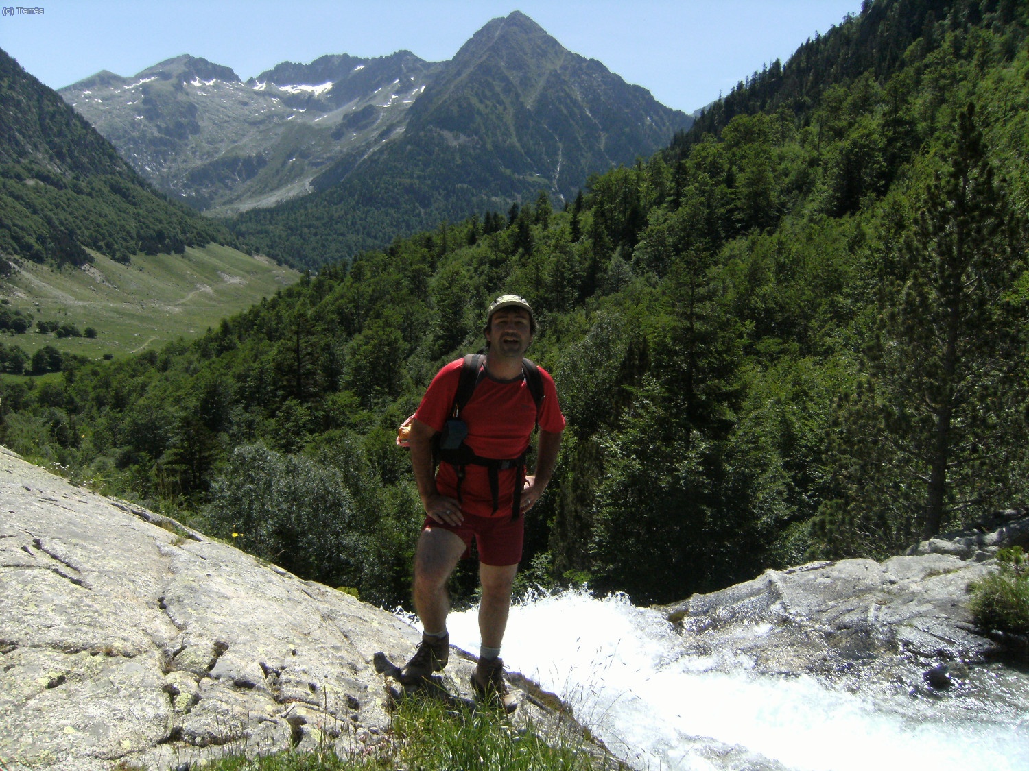 Joaqu&iacute;n Terr&eacute;s en la 1&ordm; Cascada, al fondo el Valle de Conangles y macizo de los Besiberris entorno al Molar Gran