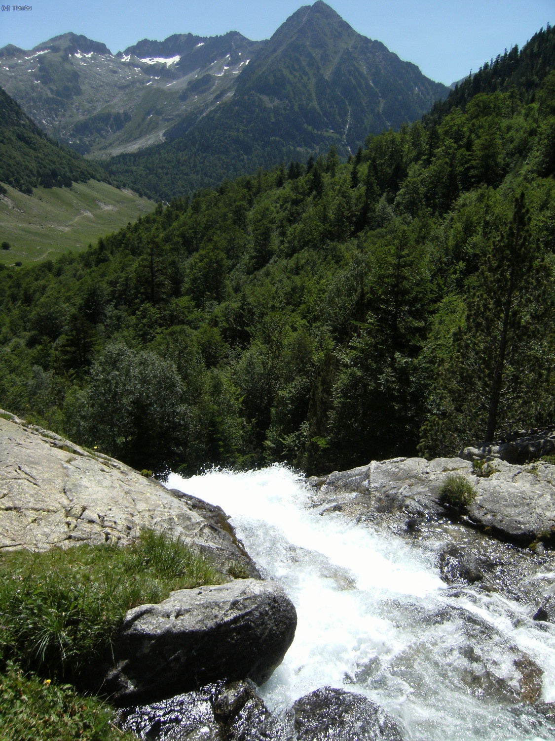 1&ordm; Cascada, al fondo el Valle de Conangles y macizo de los Besiberris entorno al Molar Gran