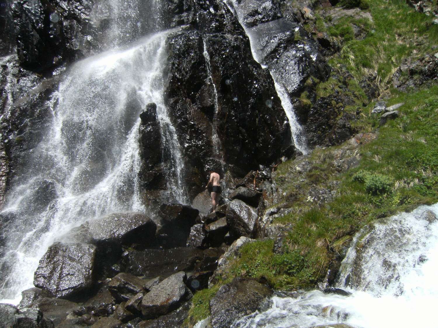 &iexcl;&iquest;un ba&ntilde;ito en la cascada?!