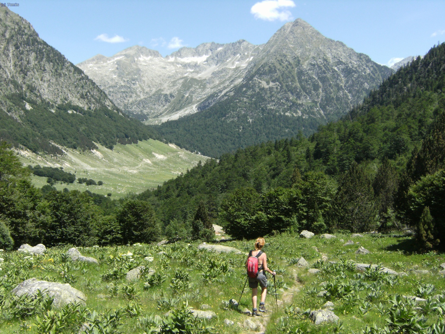 Descendemos el Valle de Mulieres, al fondo el Valle de Conangles