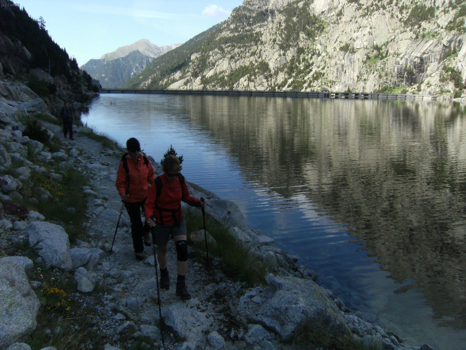 Anna y Olaga rodeando el Embalse de Cavallers