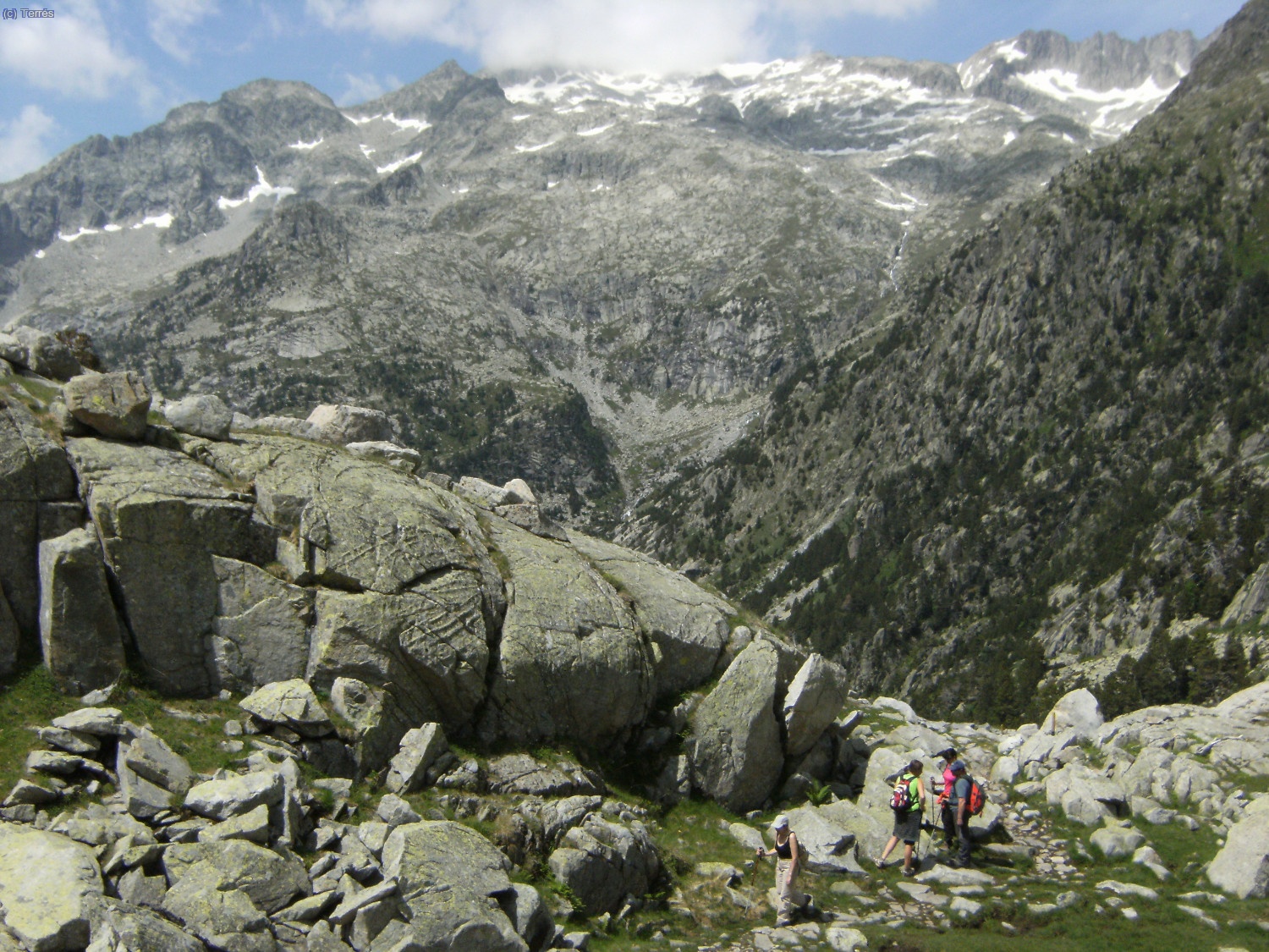 Detr&aacute;s el macizo de los Besiberris