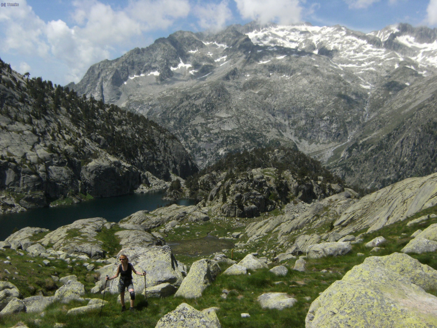 Abajo queda el Estany Negre y detr&aacute;s macizo de los Besiberris