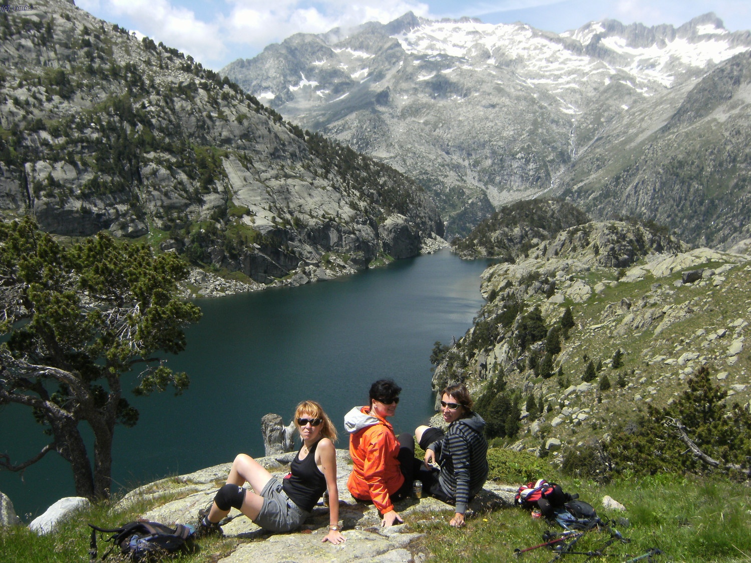 Anna, Olga y Epa sobre el Estany Negre con el fondo del macizo de los Besiberris