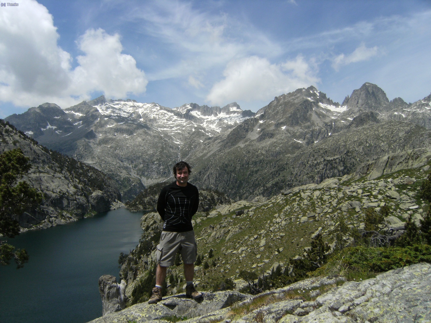 Joaqu&iacute;n Terr&eacute;s sobre el Estany Negre con el fondo del macizo de los Besiberris