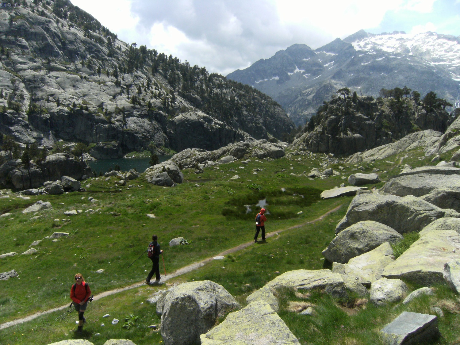 Bajando del Refugio Ventosa i Calvell, al fondo el Comaloforno y Besiberri Sur