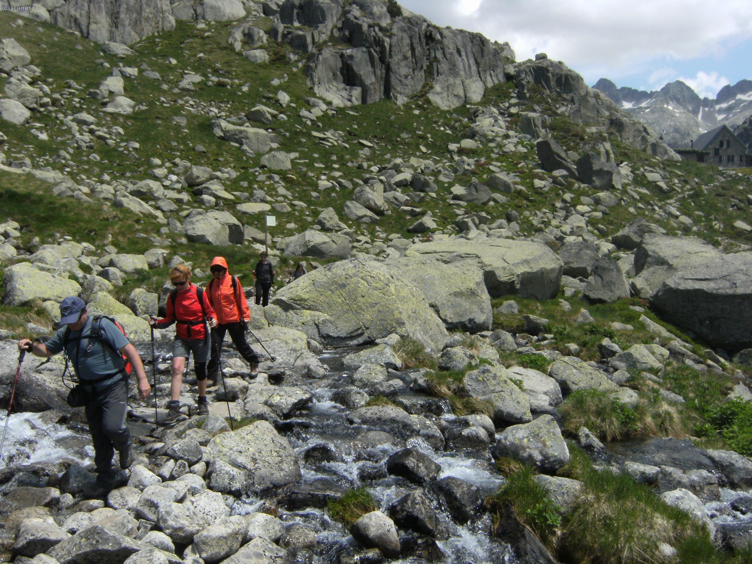 Delante Kike bajando al Embalse de Cavallers