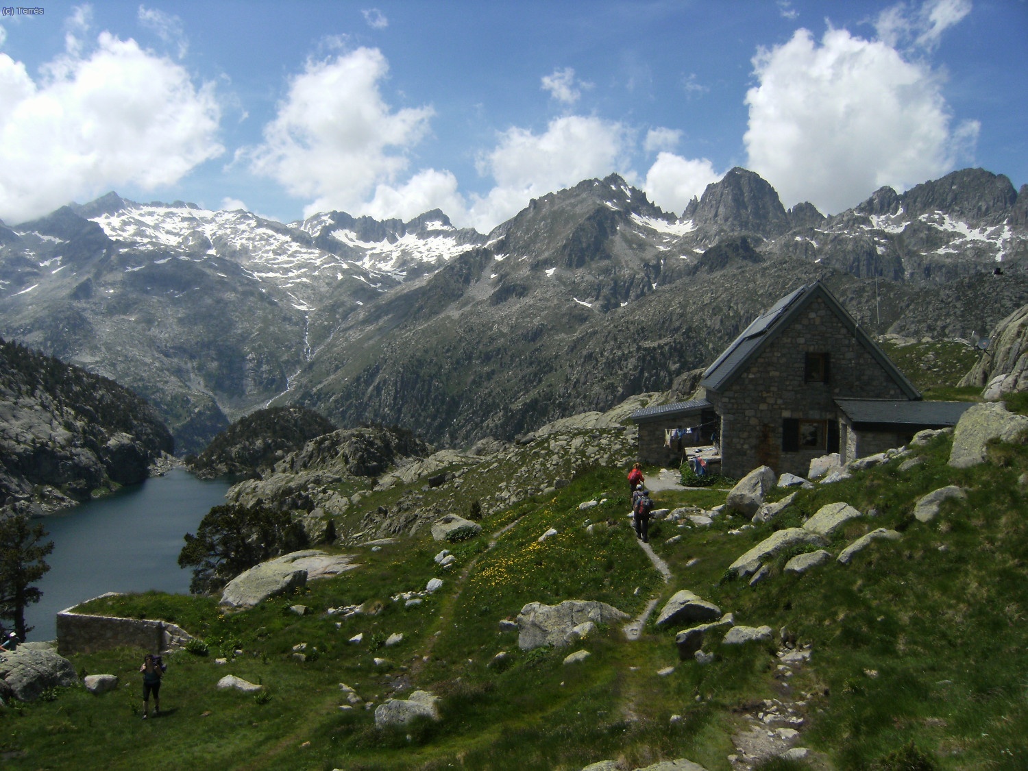 El Refugio Ventosa i Calvell sobre el Estany Negre con las monta&ntilde;as de los Besiberris y Sierra de Tumeneia
