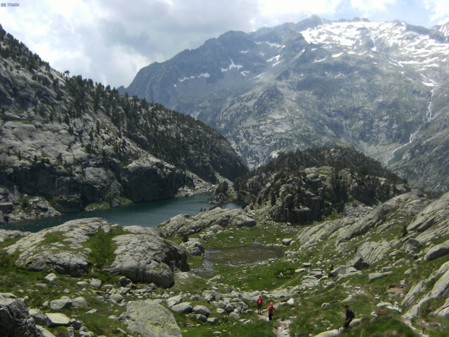 Bajando del Refugio Ventosa i Calvell, al fondo el Comaloforno y Besiberri Sur