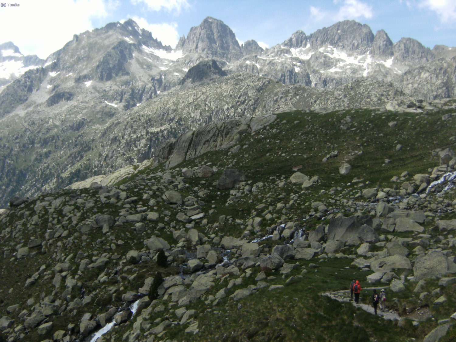 Saliendo del Refugio Ventosa i Calvell, delante la Punta Harl&eacute;, Pa de Sucre y Tumeneia