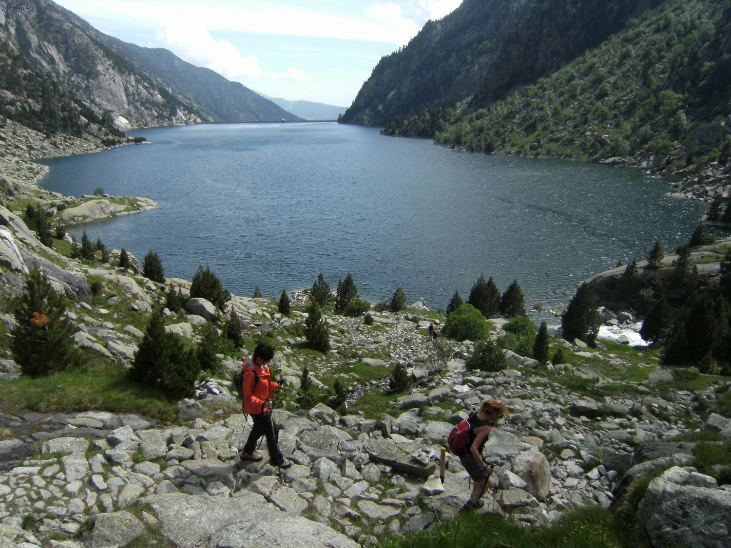 Olga y Anna bajando el Embalse de Cavallers