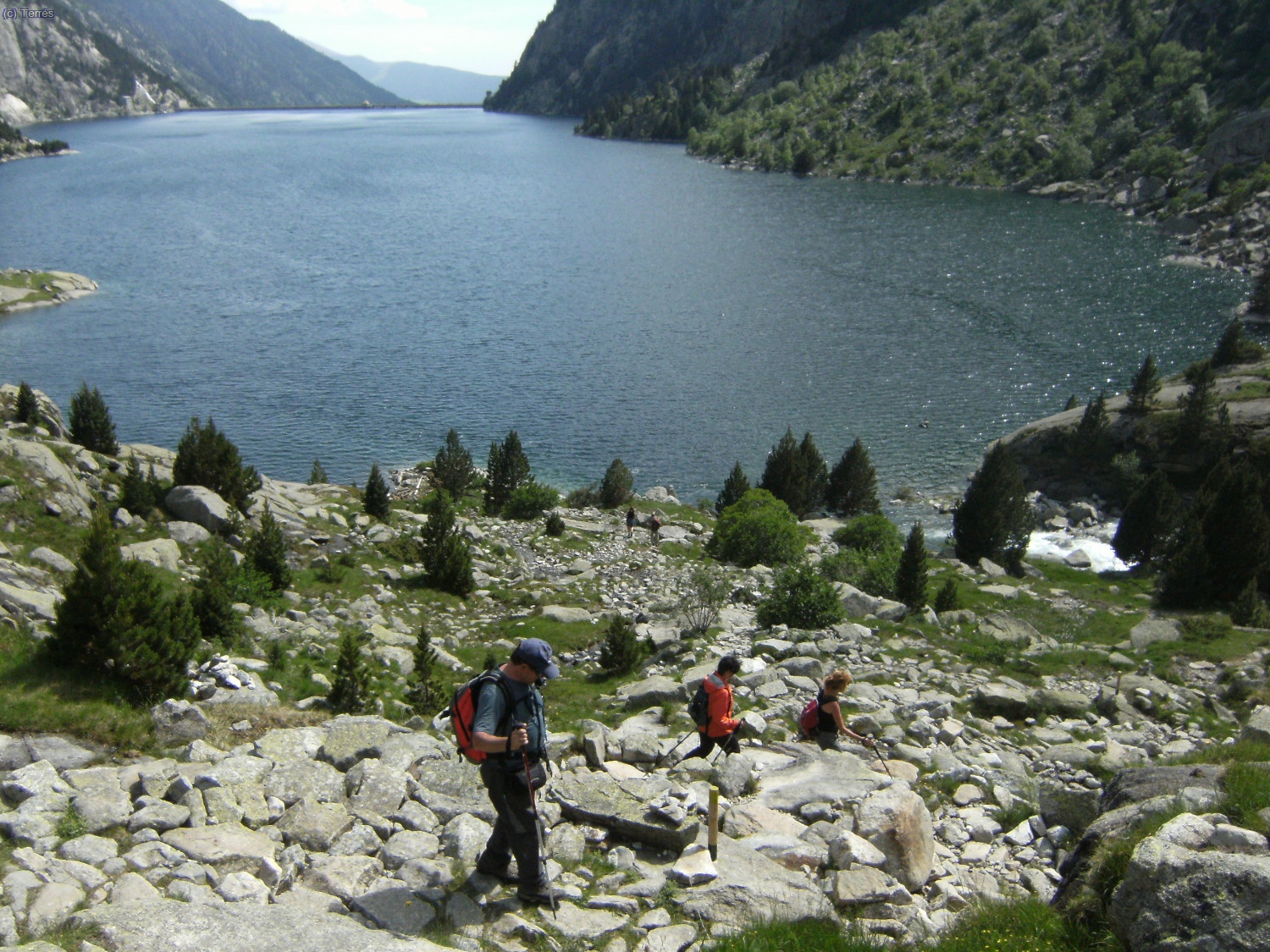 Kike, Olga y Anna bajando el Embalse de Cavallers