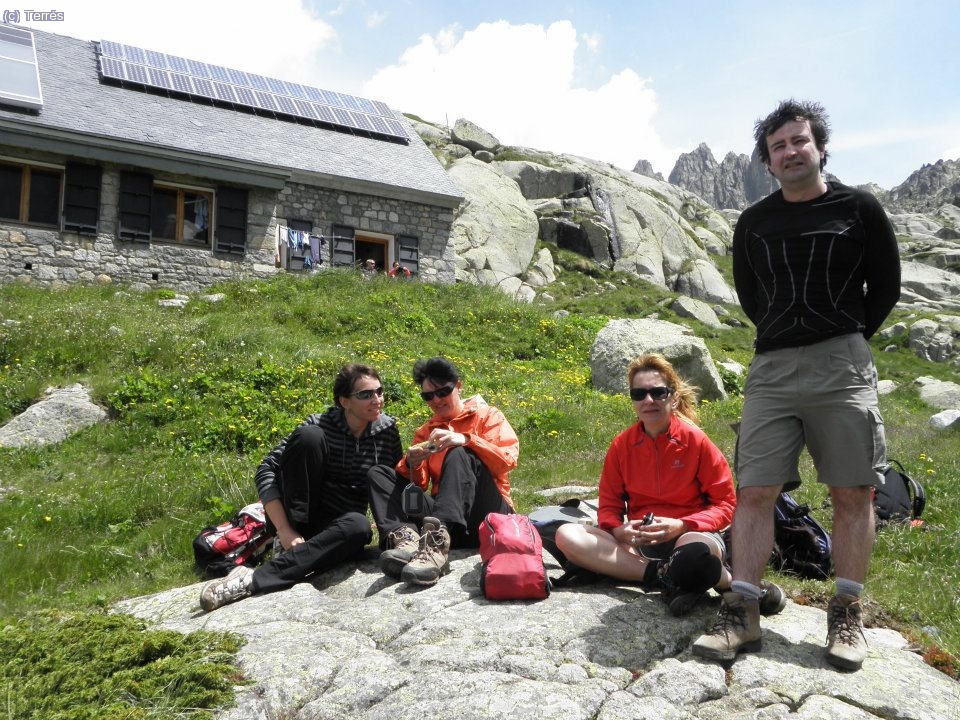 Epa, Olga, Anna y Joaqu&iacute;n junto al Refugio Ventosa i Calvell (foto: Kike)