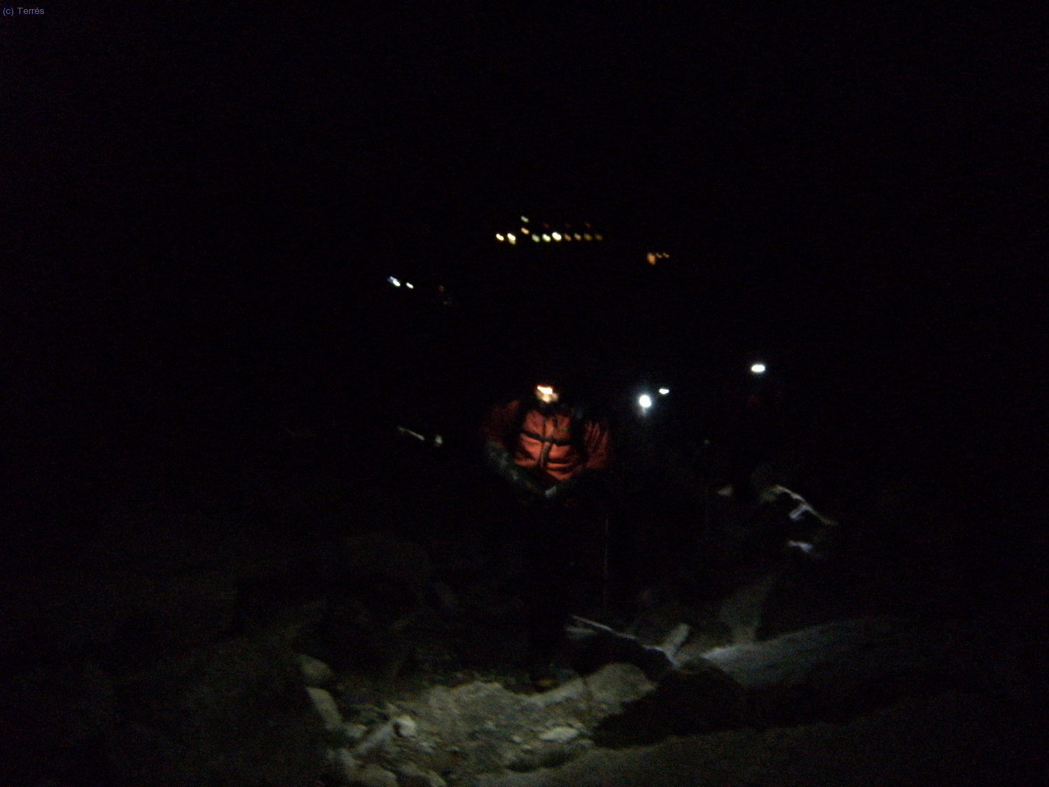 Atr&aacute;s quedan las luces del refugio