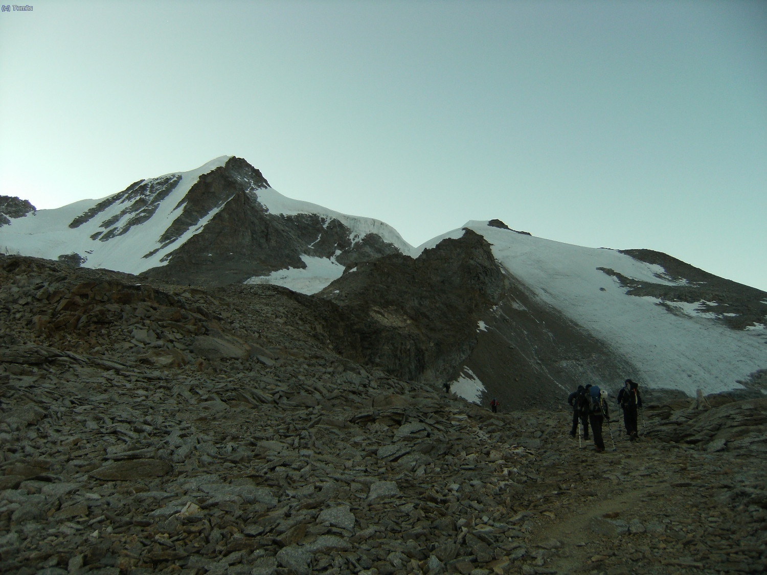 En el espol&oacute;n equip&aacute;ndonos, a la derecha el Glaciar del Gran Paradiso