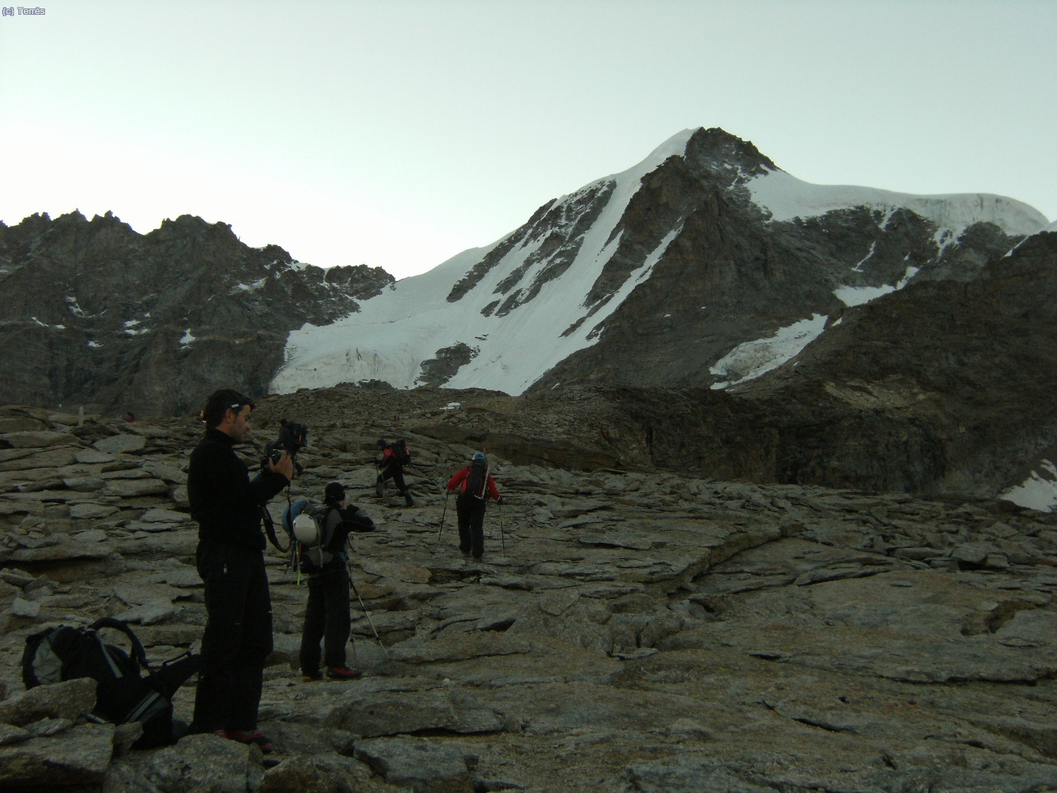 En el espol&oacute;n equip&aacute;ndonos, al fondo la cima del Gran Paradiso