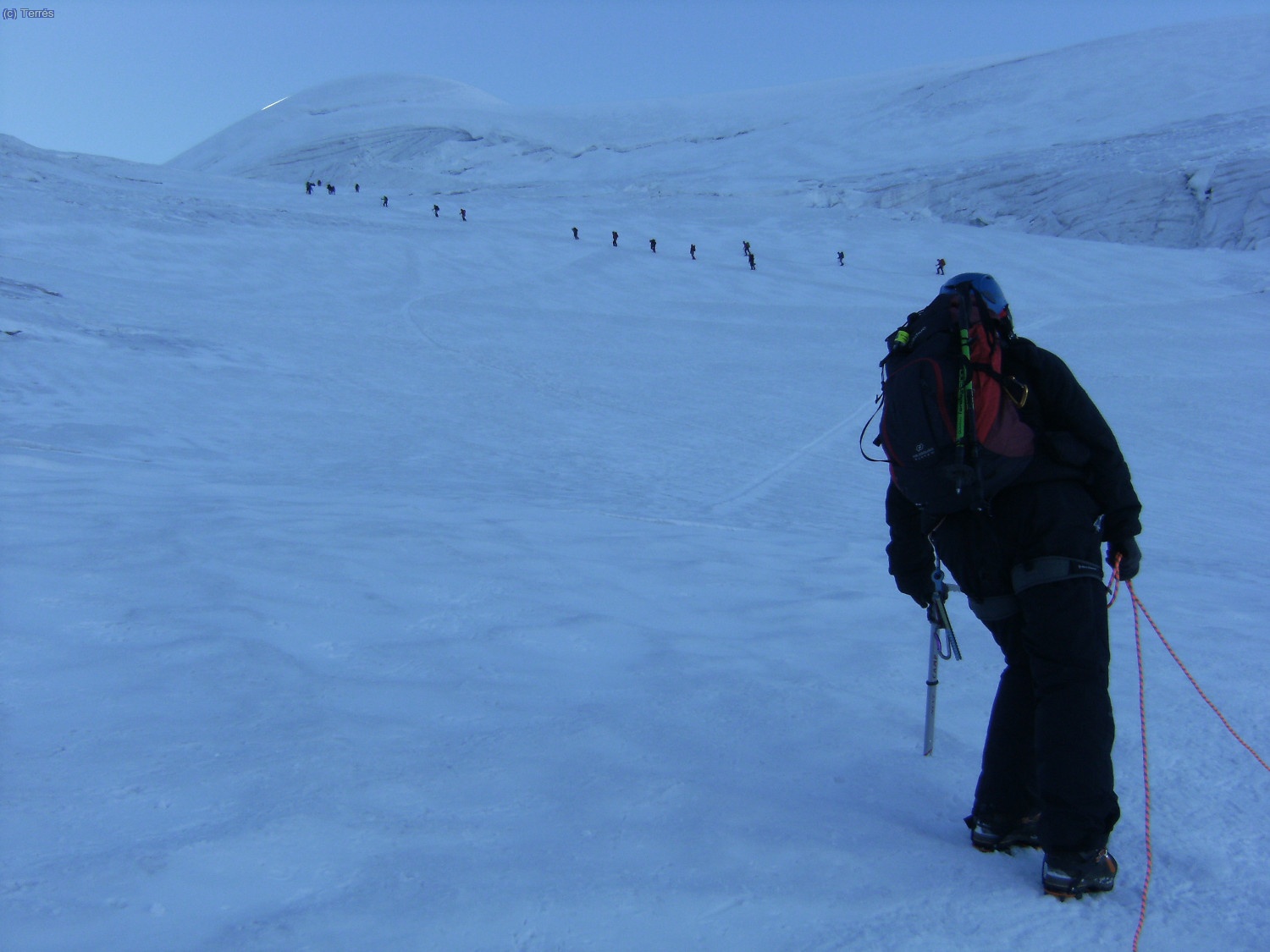 Delante Paco subiendo por el Glaciar de Laveciao