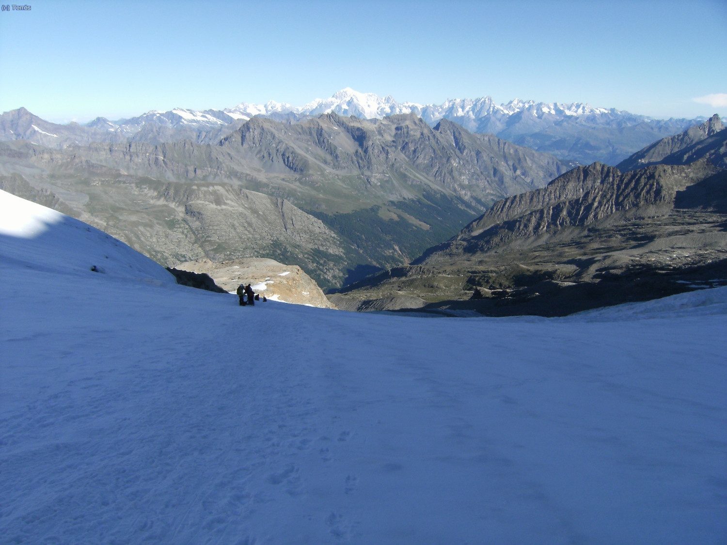 Al fondo el macizo del Mont Blanc
