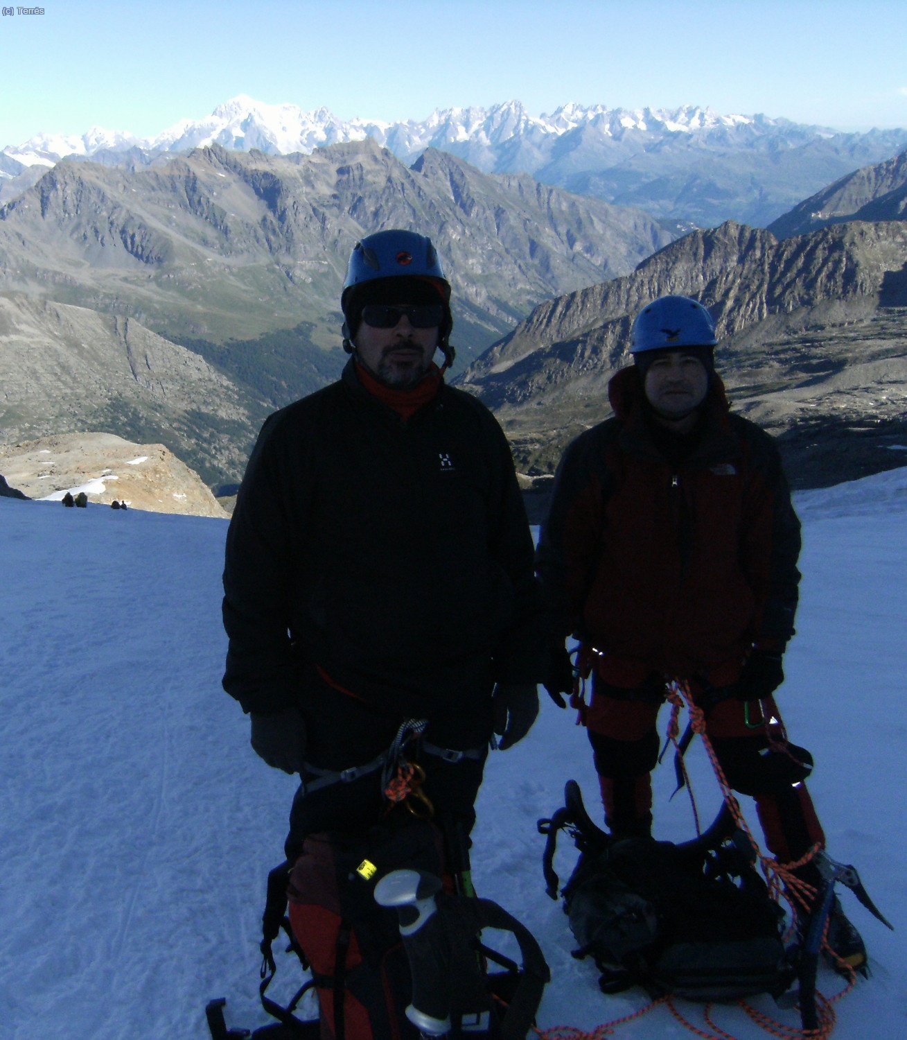 Paco y Joaquin Terr&eacute;s en un descanso en mitad del Glaciar de Laveciao