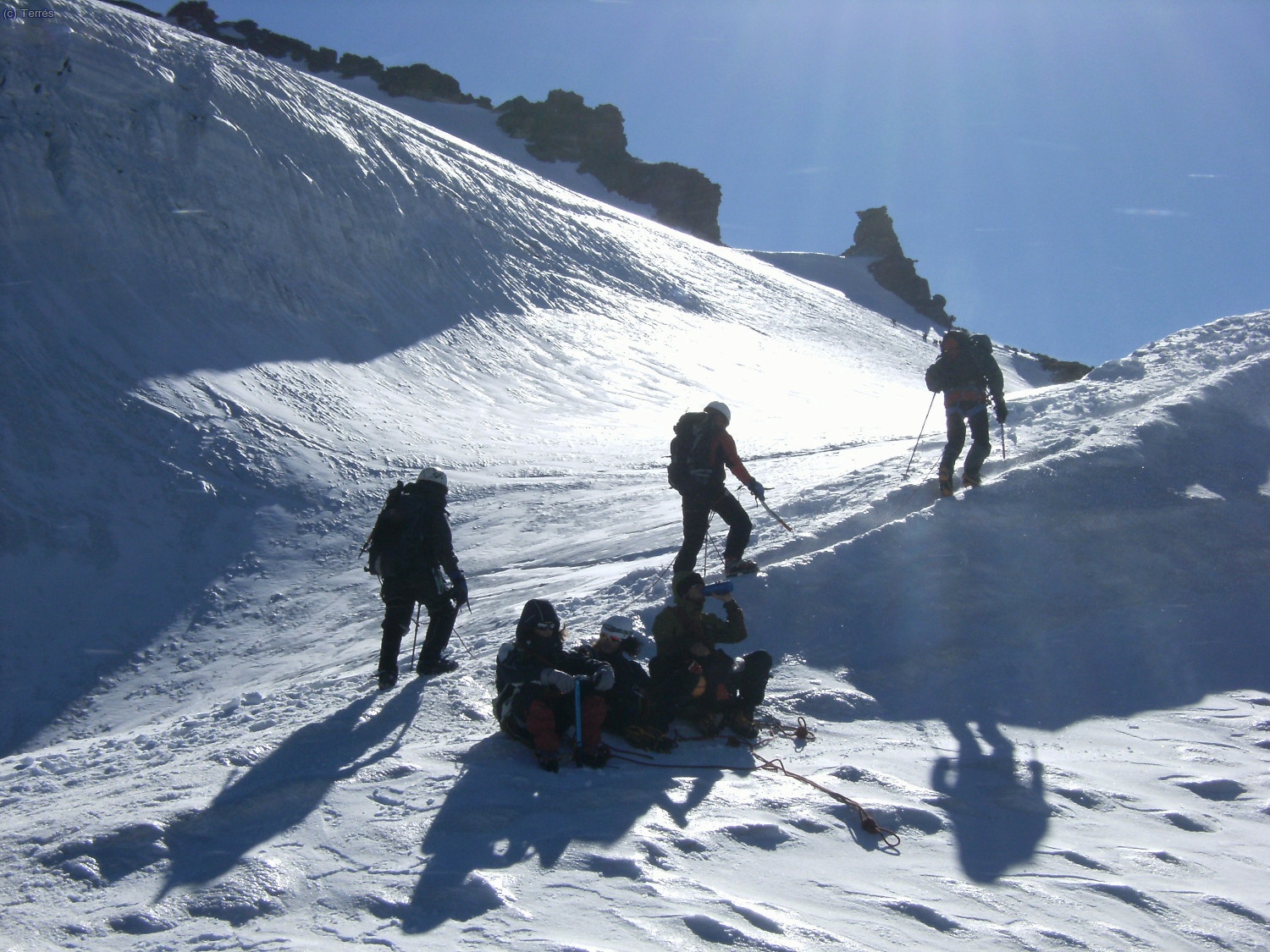 En el Glaciar del Gran Paradiso mucha gente bajando, subiendo y descansando