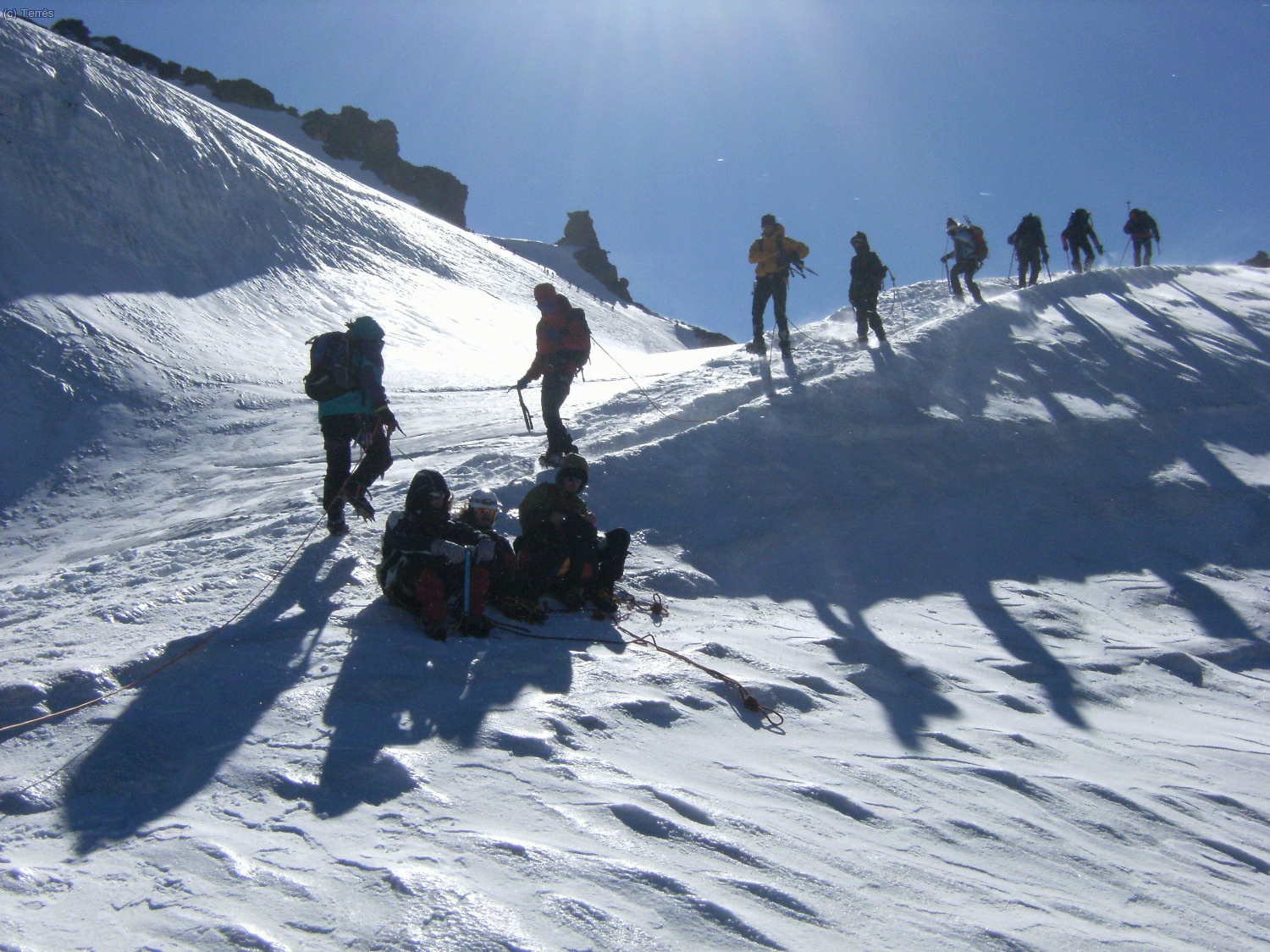 En el Glaciar del Gran Paradiso mucha gente bajando, subiendo y descansando