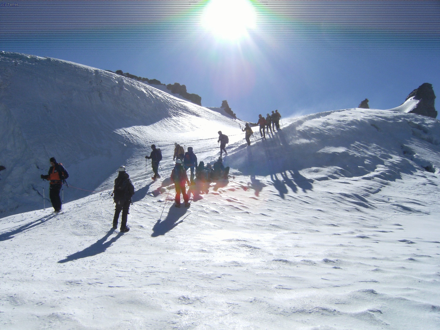 En el Glaciar del Gran Paradiso mucha gente bajando, subiendo y descansando