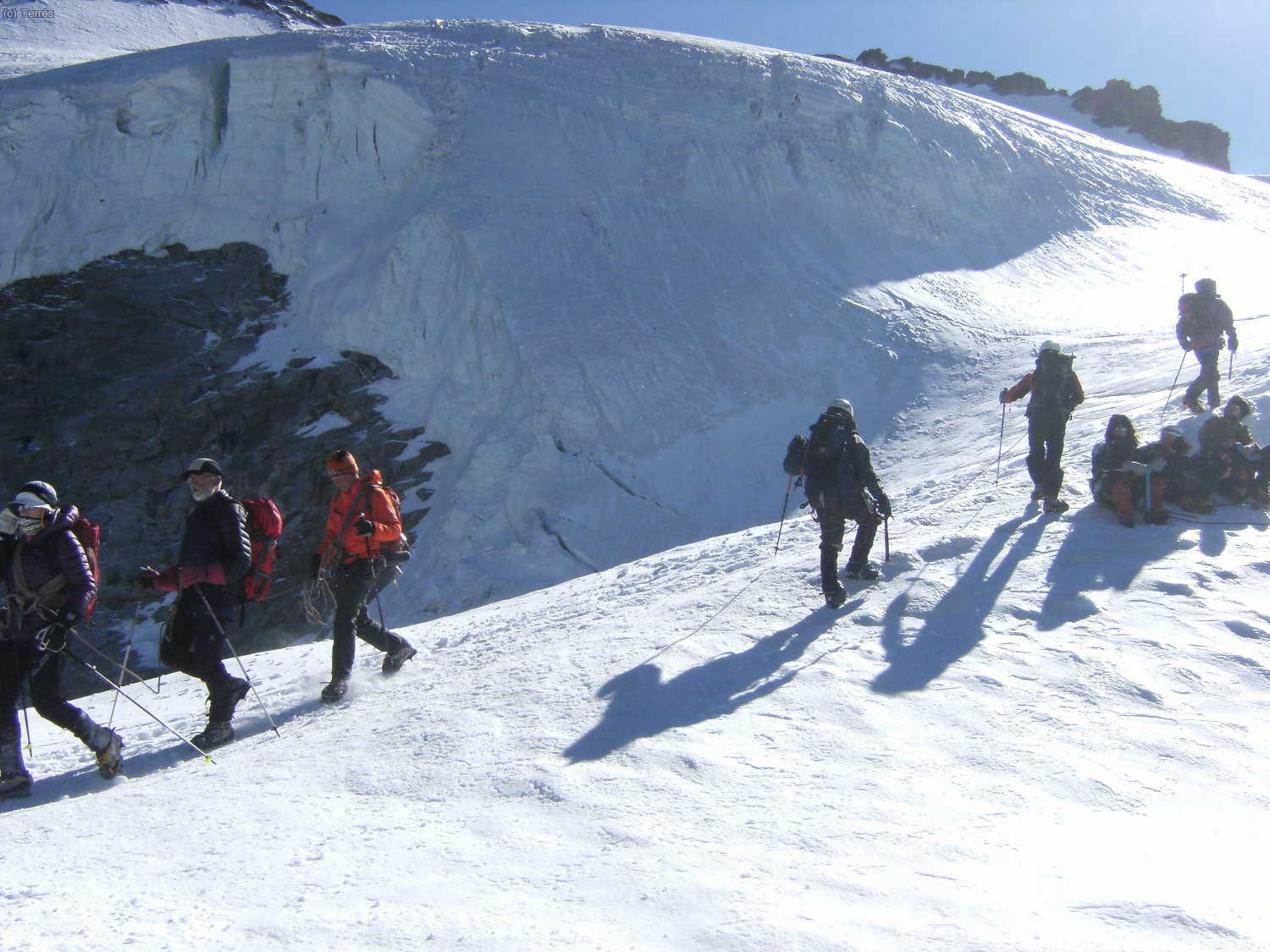 En el Glaciar del Gran Paradiso mucha gente bajando, subiendo y descansando