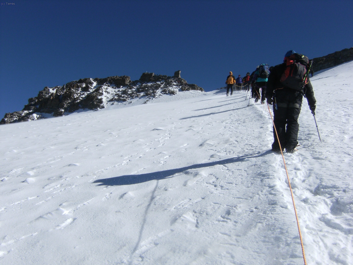 En el Plateau del Glaciar del Gran Paradiso, delante a la izquierda la cima del Gran Paradiso