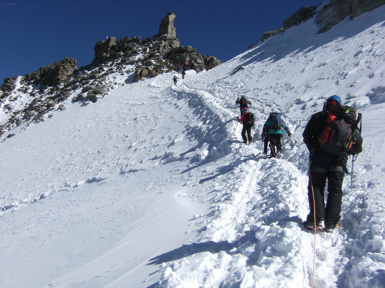 En el Plateau del Glaciar del Gran Paradiso, delante la cima del Gran Paradiso