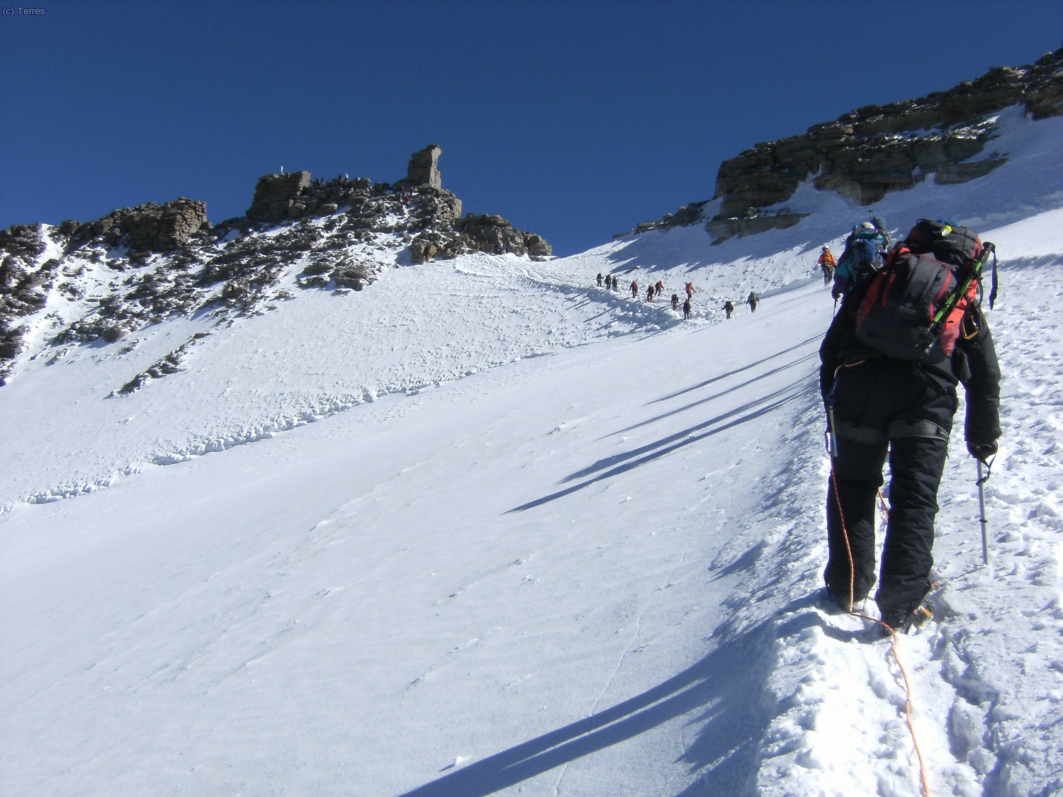 En el Plateau del Glaciar del Gran Paradiso, delante a la izquierda la cima del Gran Paradiso