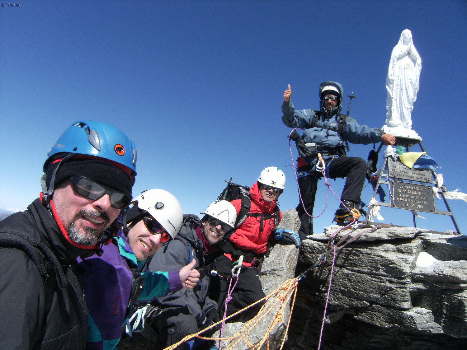 Cima del Gran Paradiso, Paco, Toni, Jes&uacute;s, Luis y Quique junto a la Madonna (4.061 mts.) 