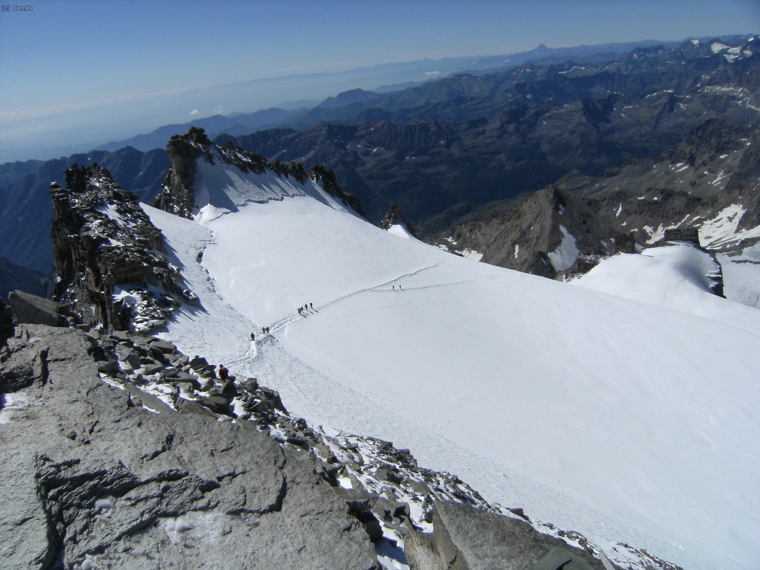 Resto del glaciar y monta&ntilde;a del Gran Paradiso desde sus rocas cimeras