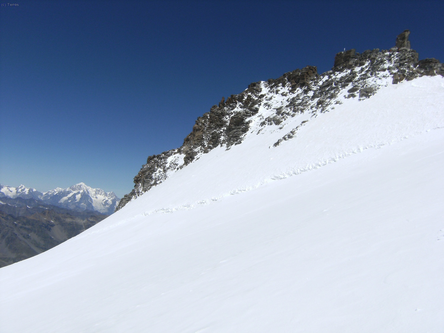 Arriba queda la Madonna, cima del Gran Paradiso, al fondo el Mont Blanc