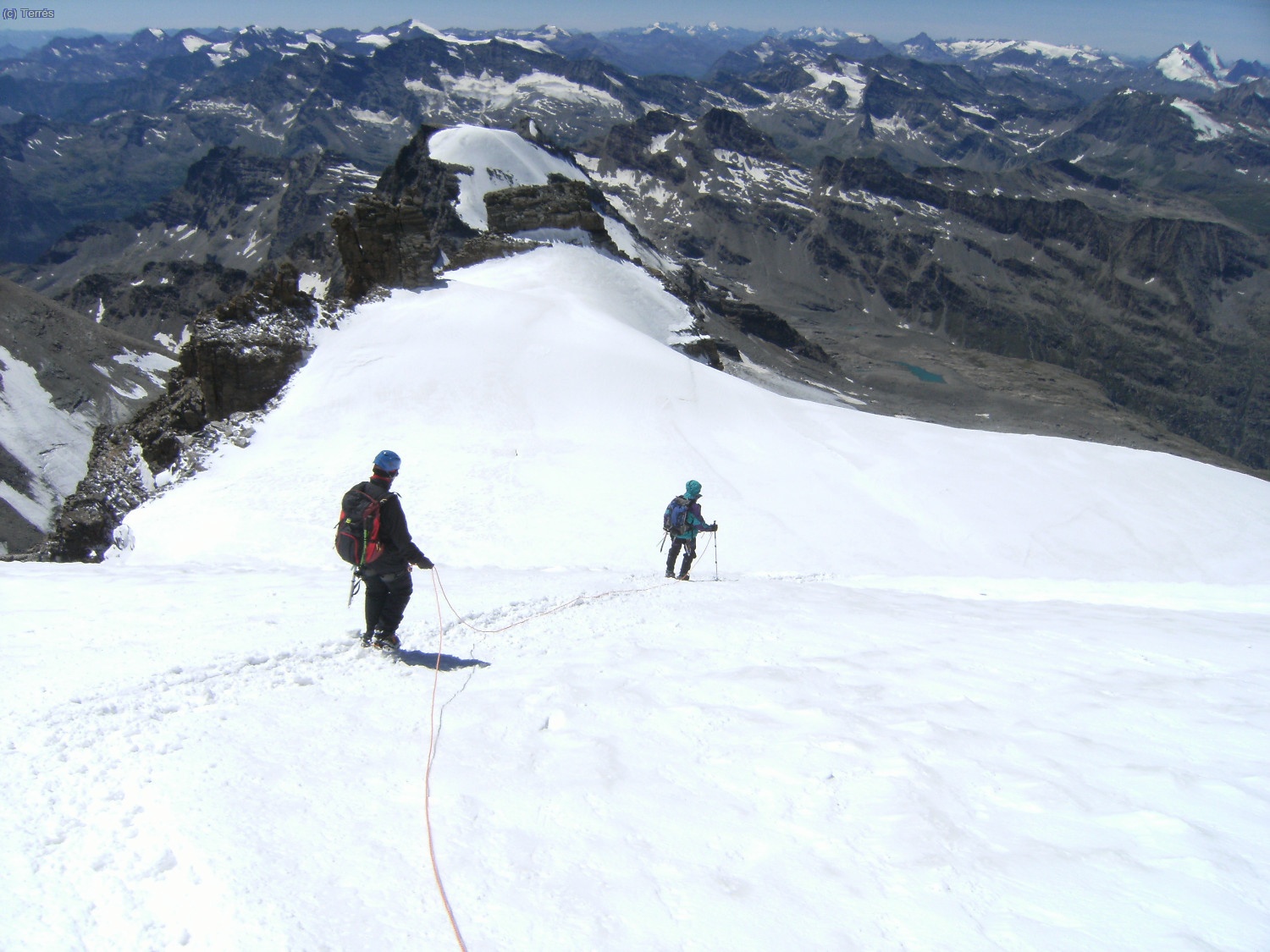 Desandamos el camino por el Glaciar del Gran Paradiso, delante las puntas de Montcorv&eacute;