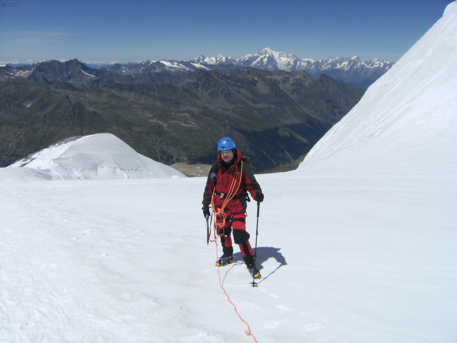 Joaqu&iacute;n Terr&eacute;s en el Glaciar del Gran Paradiso, al fondo el macizo del Mont Blanc