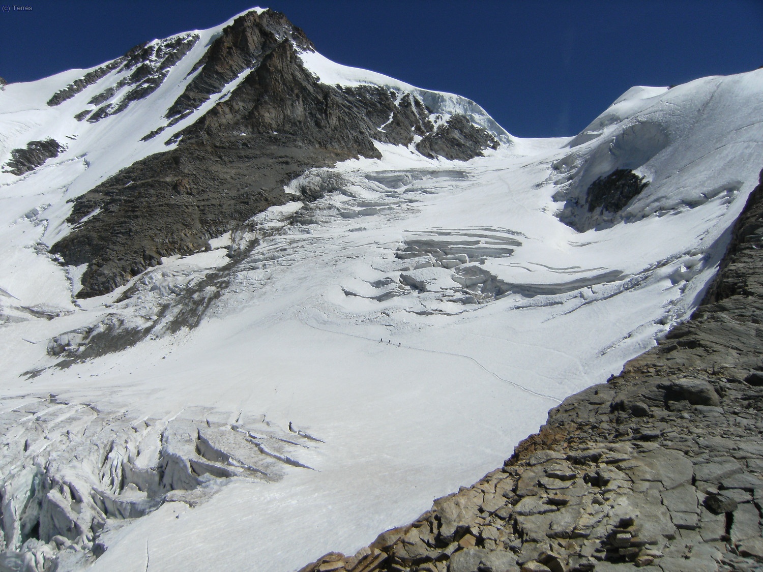 Atr&aacute;s queda el Glaciar Laveciao y arriba el Gran Paradiso