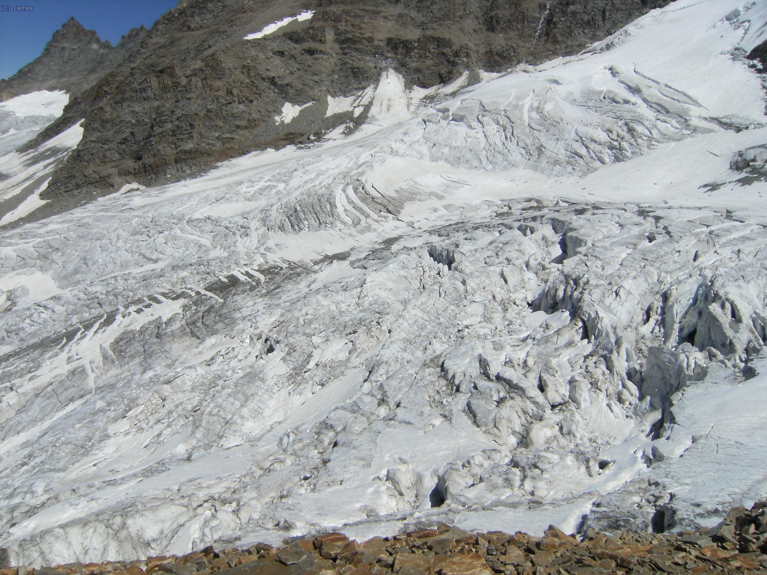 Subiendo al espol&oacute;n, abajo el Glaciar Laveciao