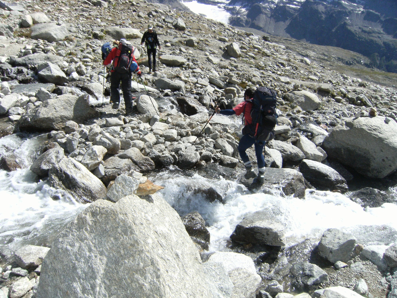 Cruzando el riachuelo que baja del Glaciar del Gran Paradiso