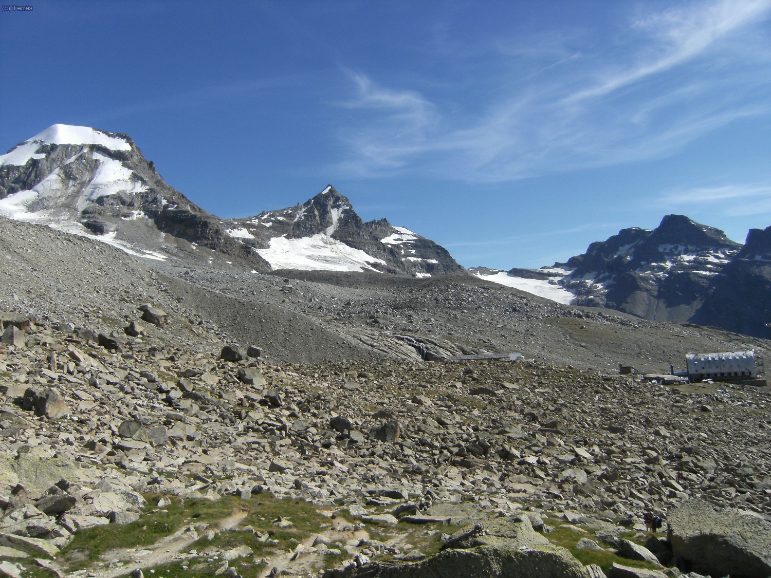 El refugio a la derecha, a la izquierda el Ciarforon y en el centro la Becca de Monciair