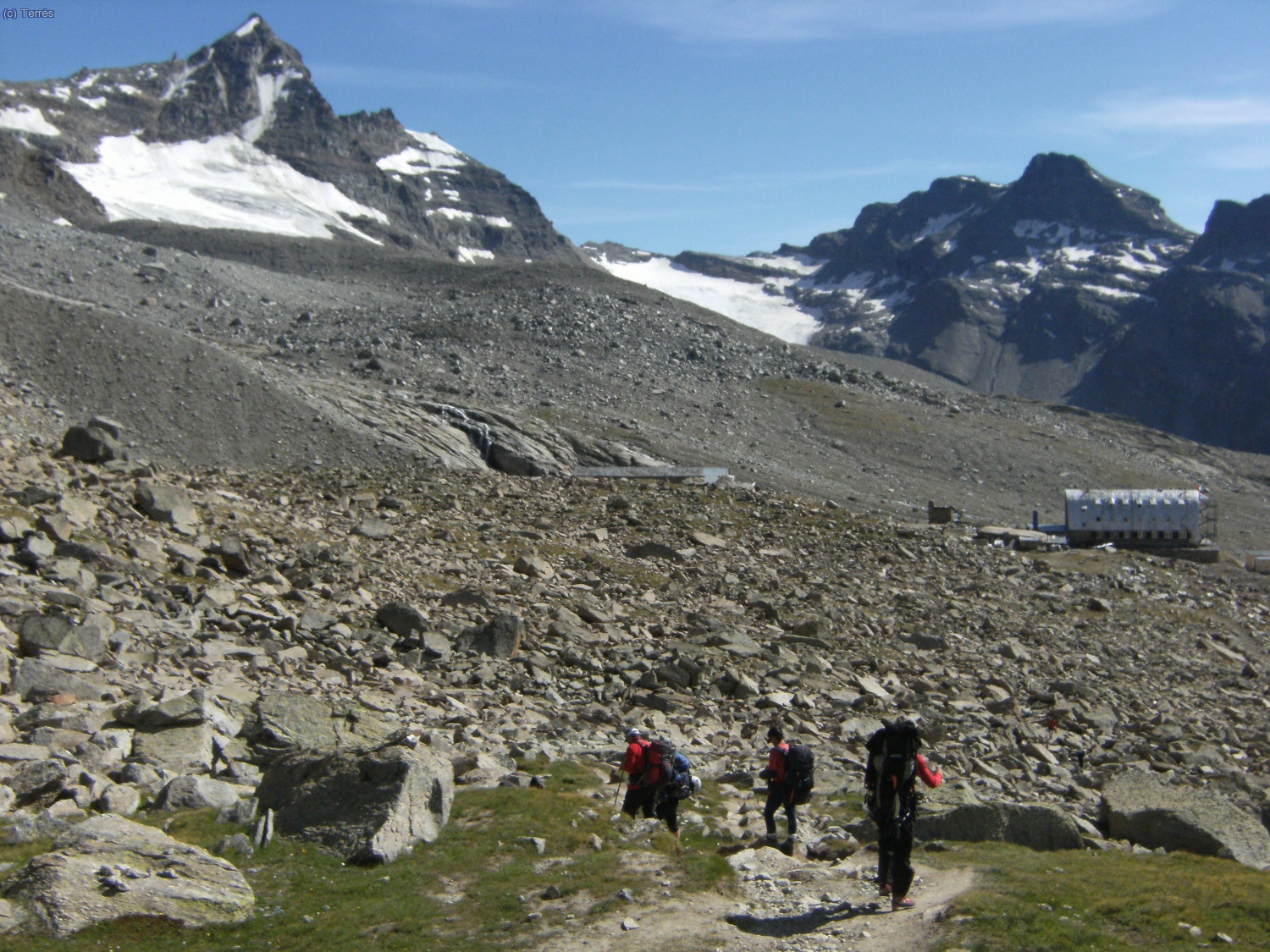 A la derecha ya se v&eacute; el Refugio Vittorio Emanuele II, a la izquierda la Becca de Monciair