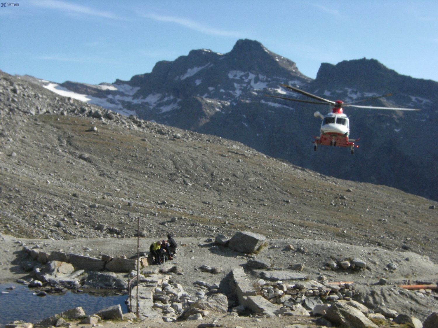 Baja un helic&oacute;ptero al refugio