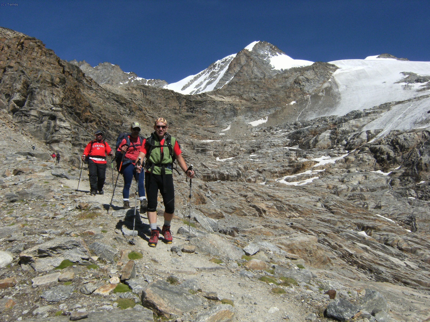 Bajando por la morrena atr&aacute;s queda el Gran Paradiso
