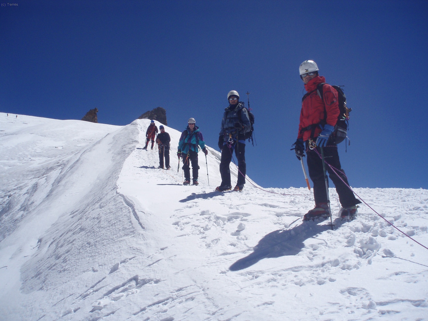Desandamos el camino por el Glaciar del Gran Paradiso, delante Luis y Jes&uacute;s (Foto: Jes&uacute;s)