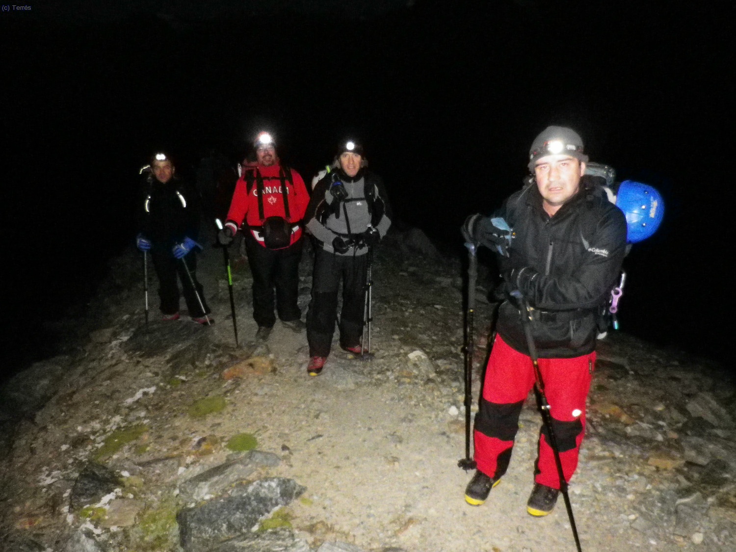Cogiendo la senda ne mitad de la noche. Delante Joaqu&iacute;n Terr&eacute;s (Foto: Quique) 