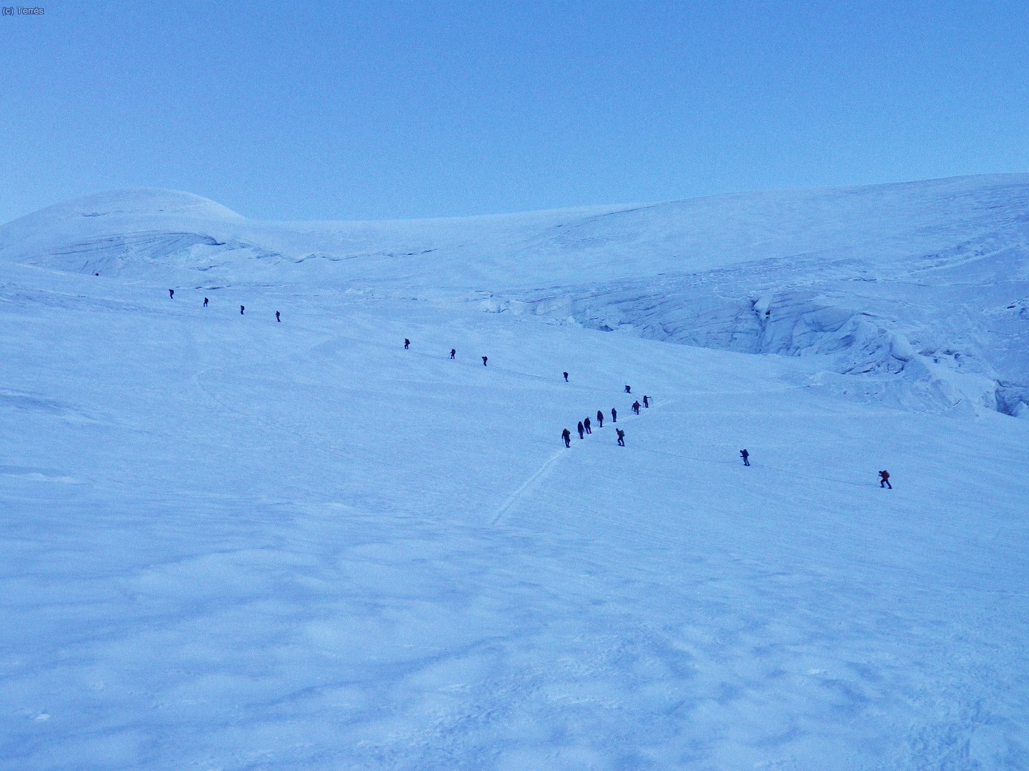 Gran cantidad de alpinistas subiendo por el Glaciar de Laveciao(Foto: Quique)