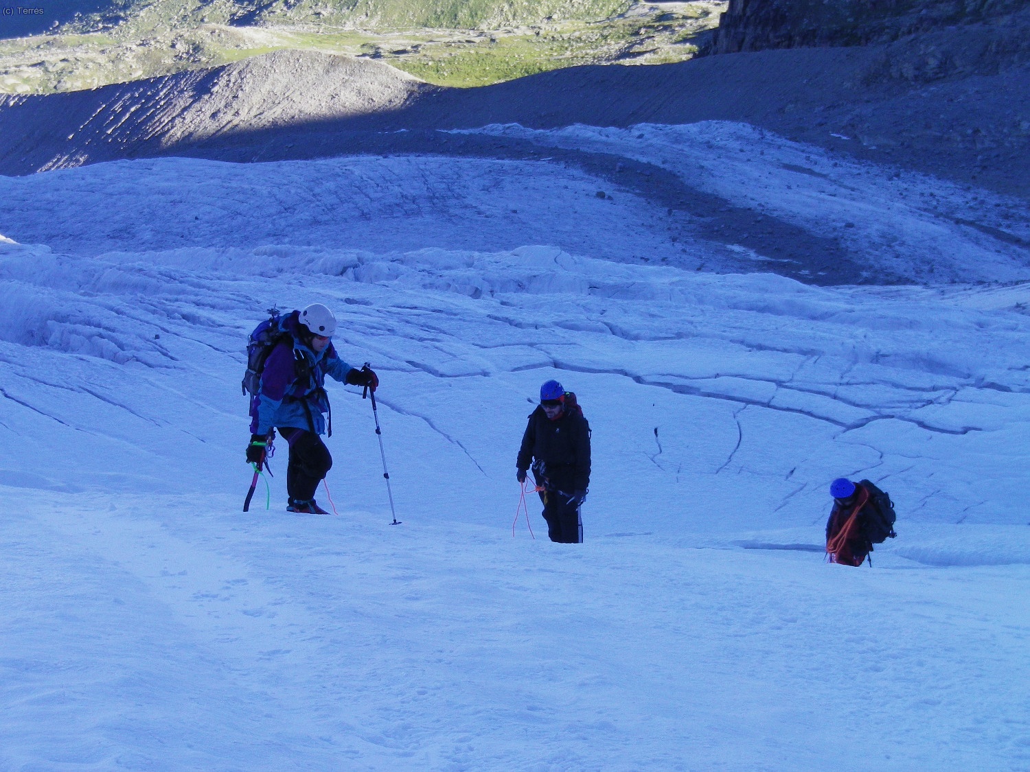 Toni, Paco y Joaqu&iacute;n Terr&eacute;s subiendo por el Glaciar de Laveciao (Foto: Quique)